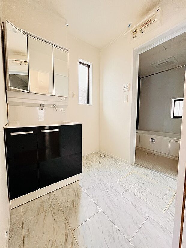 三面鏡に洗面台。 コンセントに照明機能、多機能性を備えた設備です。  