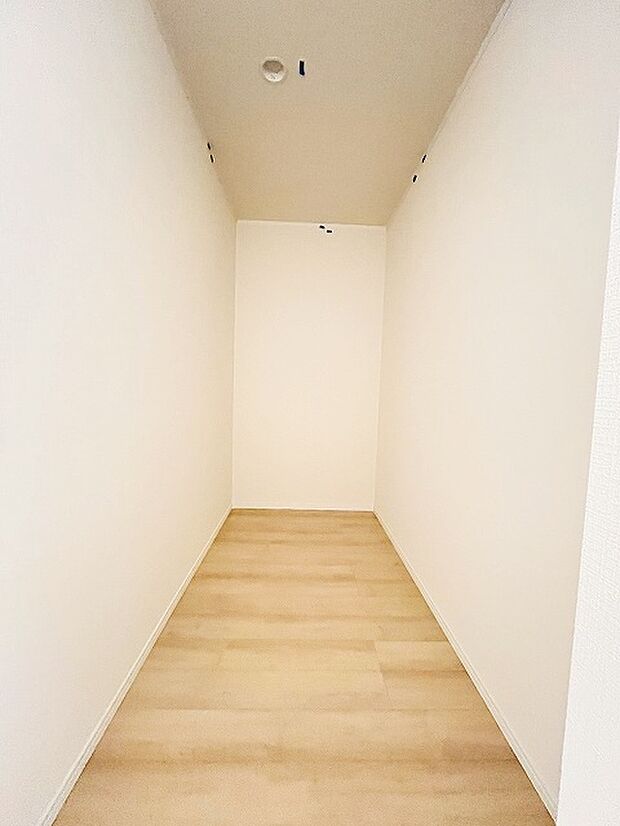 収納スペースがたっぷりと確保されたこの物件では、生活をより快適に送ることができます。