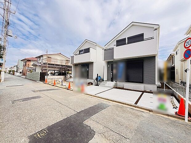 周辺の街並みの中で適度な主張、生活に溶け込むシンプルなデザインの外観が魅力の一戸建です。