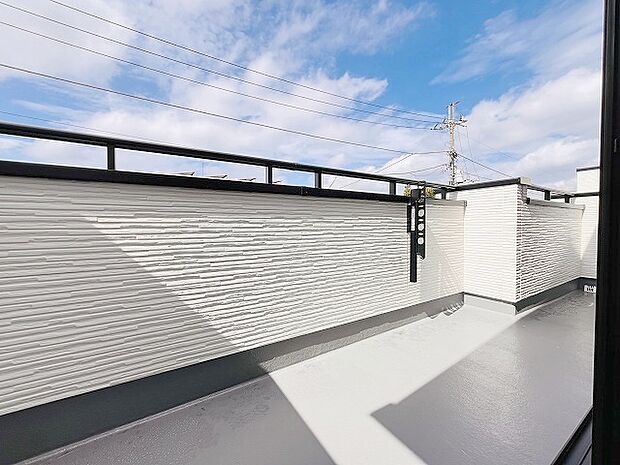 季節の変化や天気の良い日には、バルコニーでの時間が心地よく、気分をリフレッシュさせることができます。