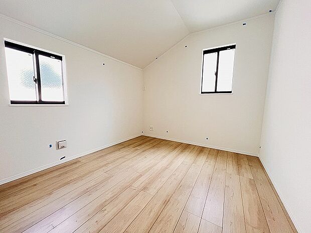 洋室はモダンなデザインと機能性を備え、快適な生活空間に。明るい窓から差し込む自然光が広々とした空間をさらに明るく開放的に感じさせます。