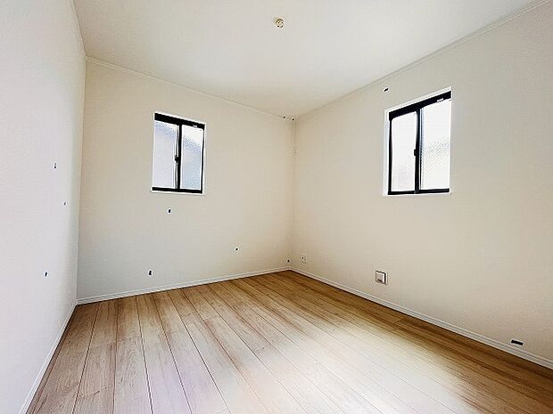 スタイリッシュなデザインと快適な居住性を兼ね備えた洋室。広々とした空間は、自分らしいインテリアを楽しむことができるほか、リラックスした時間を過ごすことができそうです。