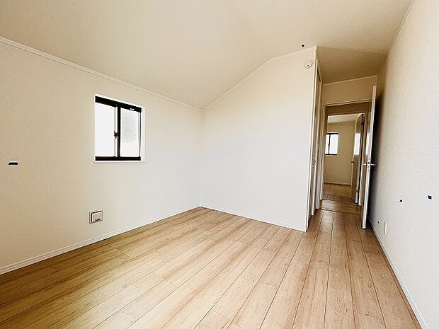 勾配天井の2階のお部屋。この勾配の角度がお洒落な雰囲気を感じさせてくれます。