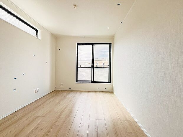 洋室はモダンなデザインと機能性を備え、快適な生活空間に。明るい窓から差し込む自然光が広々とした空間をさらに明るく開放的に感じさせます。