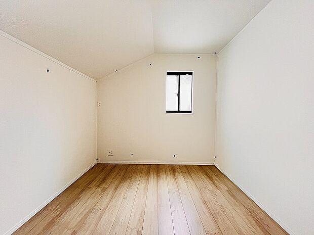 スマートなデザインと賢い収納が生活を快適にします。広々とした雰囲気を演出する工夫が施され、生活空間の魅力を引き出します。