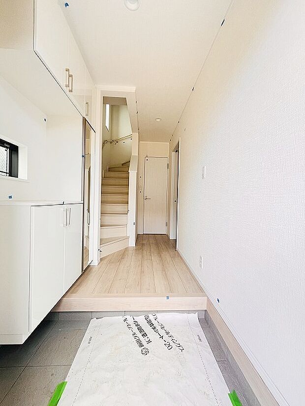 玄関は家の第一印象を左右する重要な場所。ほどよい広さとスタイリッシュな色遣いが印象的です。