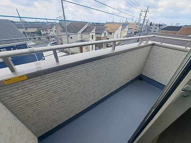 季節の変化や天気の良い日には、バルコニーでの時間が心地よく、気分をリフレッシュさせることができます。