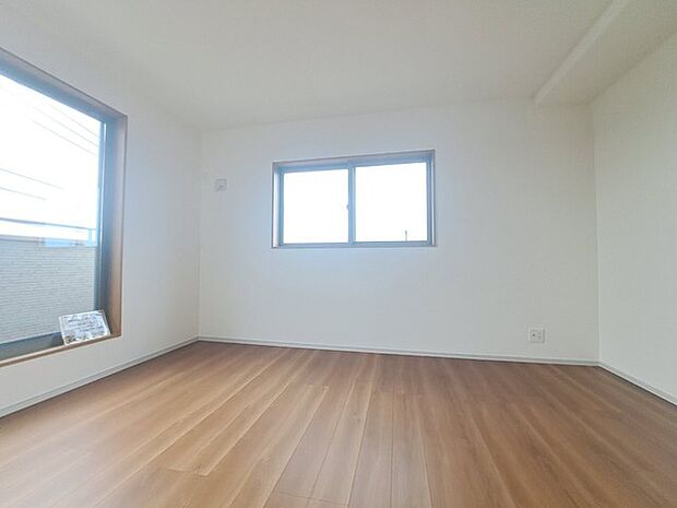 スタイリッシュなデザインと快適な居住性を兼ね備えた洋室。広々とした空間は、自分らしいインテリアを楽しむことができるほか、リラックスした時間を過ごすことができそうです。
