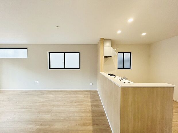 家族が食事するダイニングスペースをキッチンから見渡せる設計に。お料理をしながら家族とのコミュニケーションが増えそうな予感。 