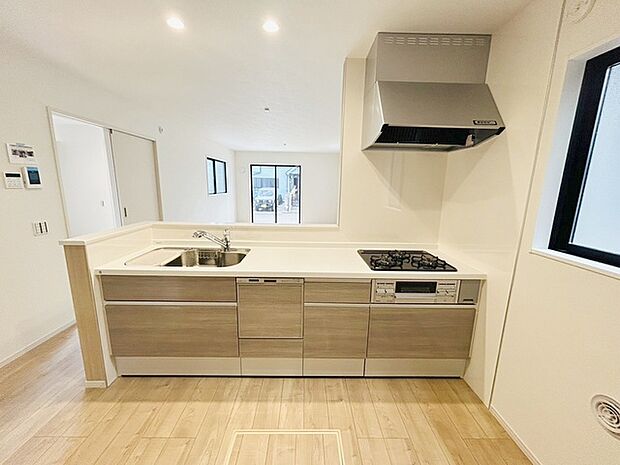 お料理をしながらリビングの家族やゲストとの会話が楽しめるカウンタータイプのキッチン。毎日のお料理を楽しく快適に。