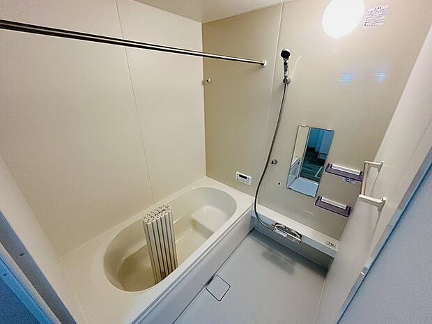 一日の疲れを癒してくれるゆったりとしたバスルームです。