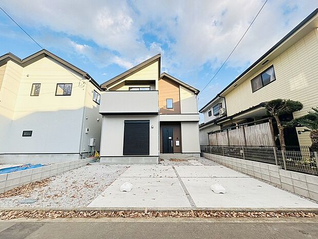 周辺の街並みの中で適度な主張、生活に溶け込むシンプルなデザインの外観が魅力の一戸建です。