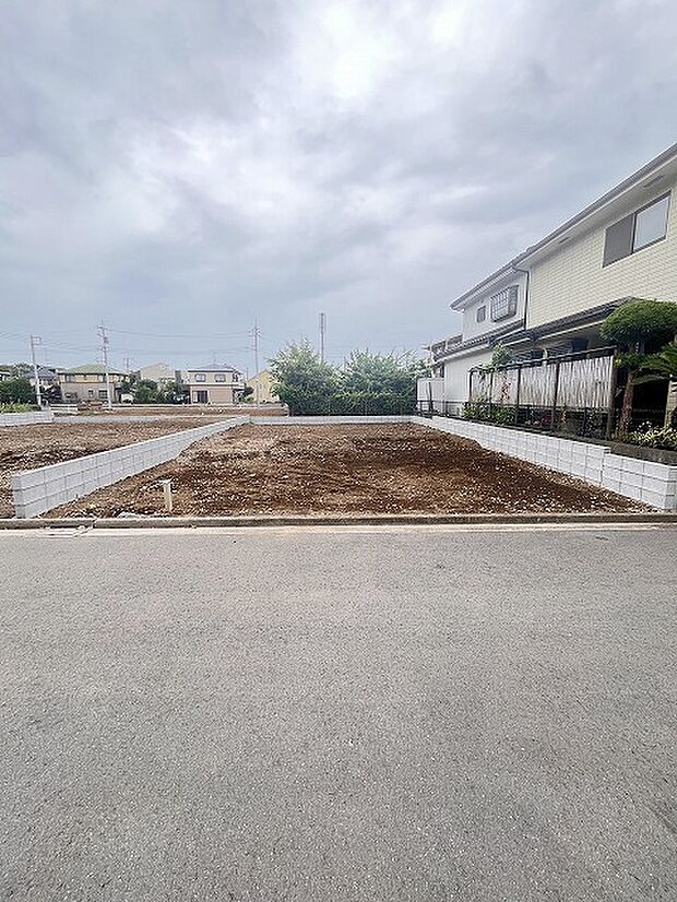 安心して暮らすことのできる住宅街。 住宅地の道路は一般に交通量が少なく車などの騒音が少ないため、住民にとって静かな生活環境が提供されます。