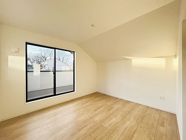 スタイリッシュなデザインと快適な居住性を兼ね備えた洋室。広々とした空間は、自分らしいインテリアを楽しむことができるほか、リラックスした時間を過ごすことができそうです。 