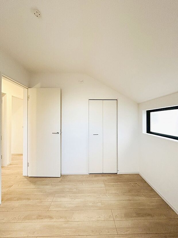 勾配天井の2階のお部屋。この勾配の角度がお洒落な雰囲気を感じさせてくれます。