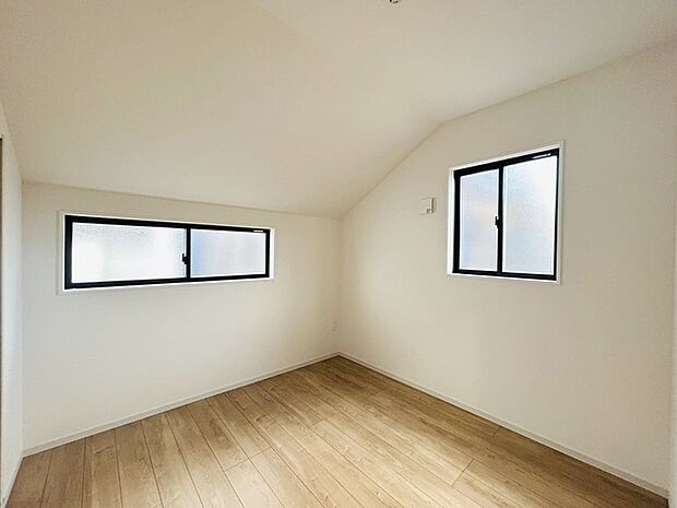 スマートなデザインと賢い収納が生活を快適にします。広々とした雰囲気を演出する工夫が施され、生活空間の魅力を引き出します。  