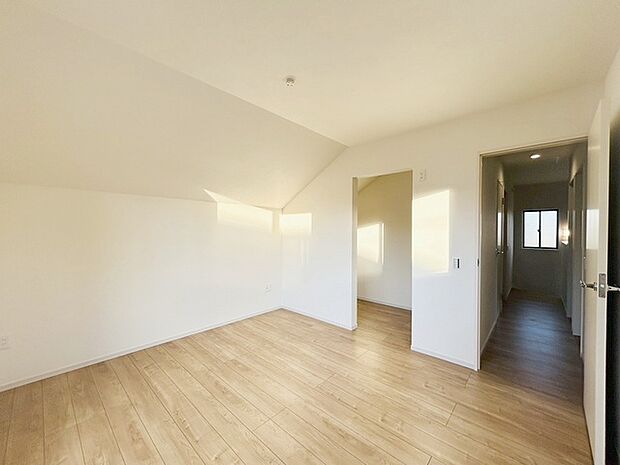 スタイリッシュなデザインと快適な居住性を兼ね備えた洋室。広々とした空間は、自分らしいインテリアを楽しむことができるほか、リラックスした時間を過ごすことができそうです。