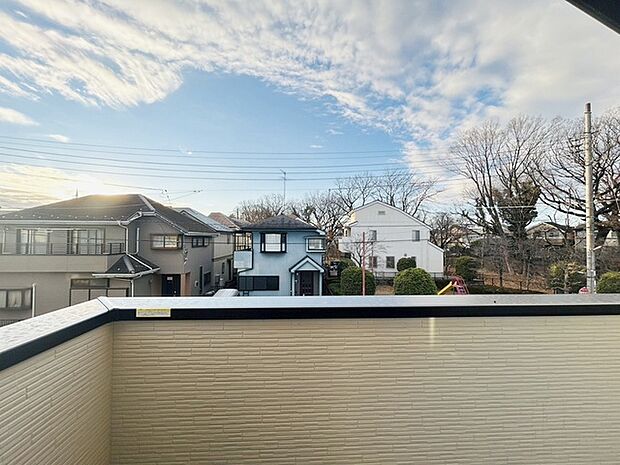 窓からの眺望です。実際に現地で眺望もご確認ください。 