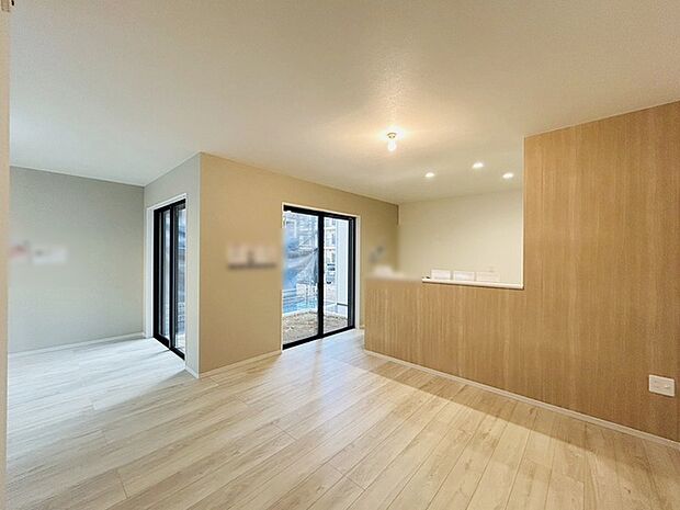 カウンターキッチンならではの開放的な見通し、全体が見渡せることでご家族の団欒スペースもより明るく笑顔が溢れる空間となります。 