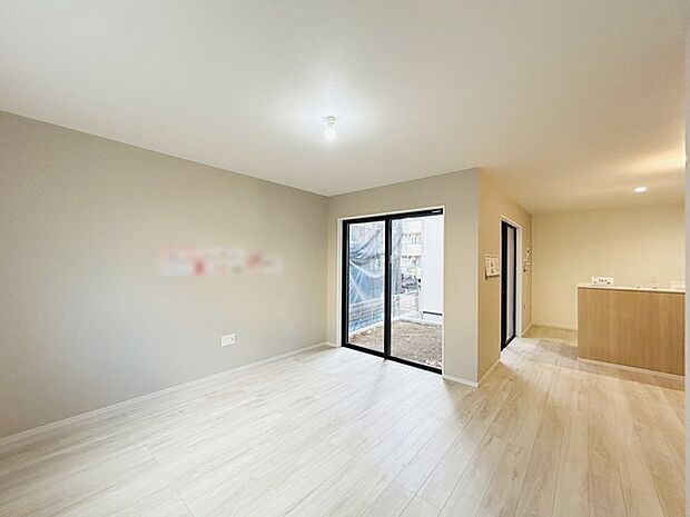 家族の集まるリビングは気持ちの良い自然光が差し込む団欒空間。室内のご見学予約も随時、受付中ですのでお気軽にお問合せください。 