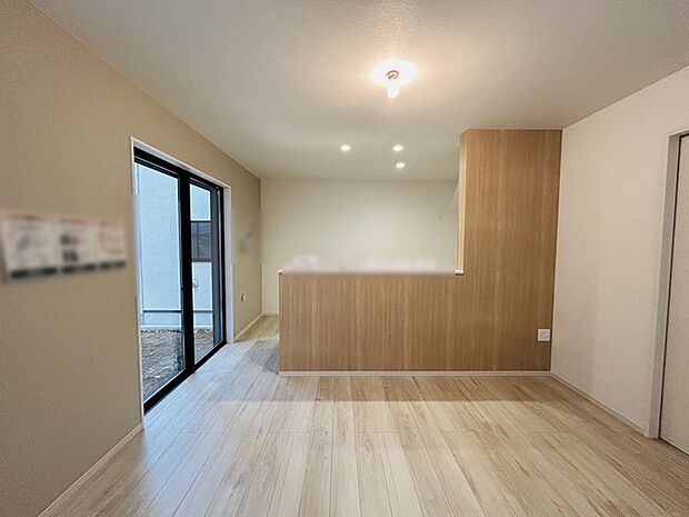 家族が食事するダイニングスペースをキッチンから見渡せる設計に。お料理をしながら家族とのコミュニケーションが増えそうな予感。 