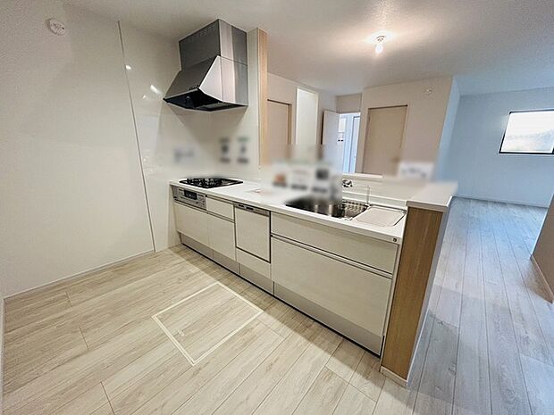 お料理をしながらリビングの家族やゲストとの会話が楽しめるカウンタータイプのキッチン。毎日のお料理を楽しく快適に。