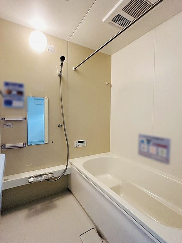 一日の疲れを癒してくれるゆったりとしたバスルームです。 