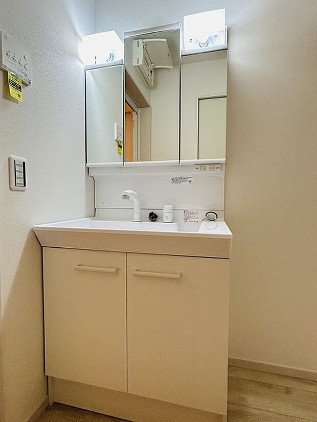 三面鏡に洗面台。 コンセントに照明機能、多機能性を備えた設備です。  