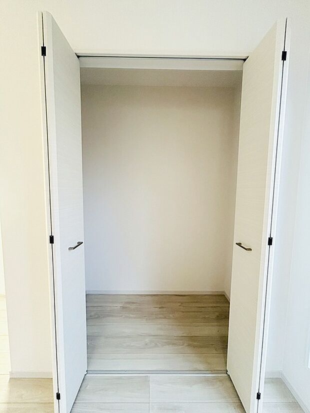 各所に効率的に配置された収納スペースがあり、日常のモノをすっきりと収納できます。