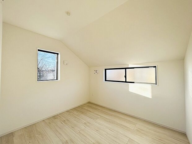 洋室はモダンなデザインと機能性を備え、快適な生活空間に。明るい窓から差し込む自然光が広々とした空間をさらに明るく開放的に感じさせます。  