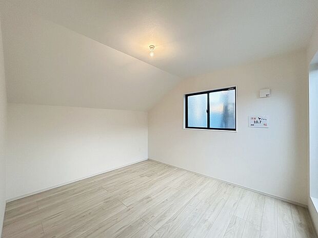 スタイリッシュなデザインと快適な居住性を兼ね備えた洋室。広々とした空間は、自分らしいインテリアを楽しむことができるほか、リラックスした時間を過ごすことができそうです。