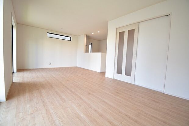 家族の集まるリビングは気持ちの良い自然光が差し込む団欒空間。室内のご見学予約も随時、受付中ですのでお気軽にお問合せください。 