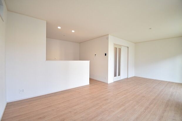 家族が食事するダイニングスペースをキッチンから見渡せる設計に。お料理をしながら家族とのコミュニケーションが増えそうな予感。 