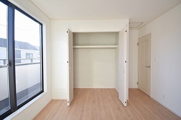 豊富な収納スペースもこの物件の特長の一つ。各所に収納が完備されており、生活をスッキリと整えることができます。 