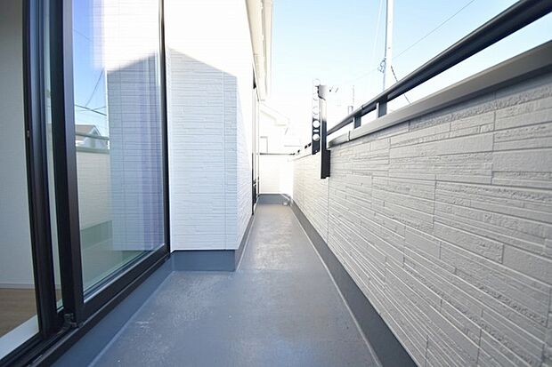 季節の変化や天気の良い日には、バルコニーでの時間が心地よく、気分をリフレッシュさせることができます。 