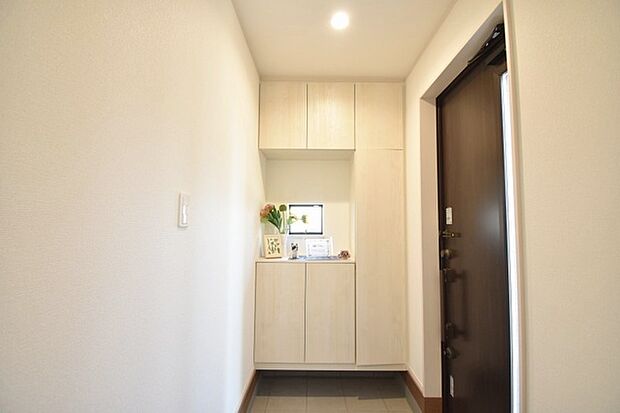 玄関は家の第一印象を左右する重要な場所。ほどよい広さとスタイリッシュな色遣いが印象的です。 