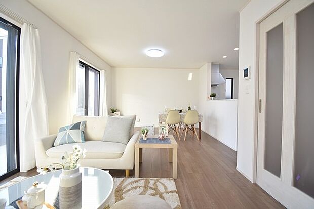 家族が一番集まる場所だから広々としつつも素敵な空間であって欲しい。みんながくつろぐリビングからキッチンまでが一つの空間のように繋がる間取り。