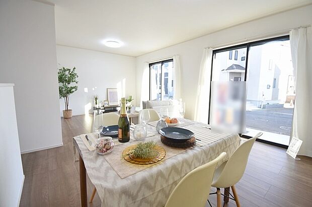 家族が食事するダイニングスペースをキッチンから見渡せる設計に。お料理をしながら家族とのコミュニケーションが増えそうな予感。