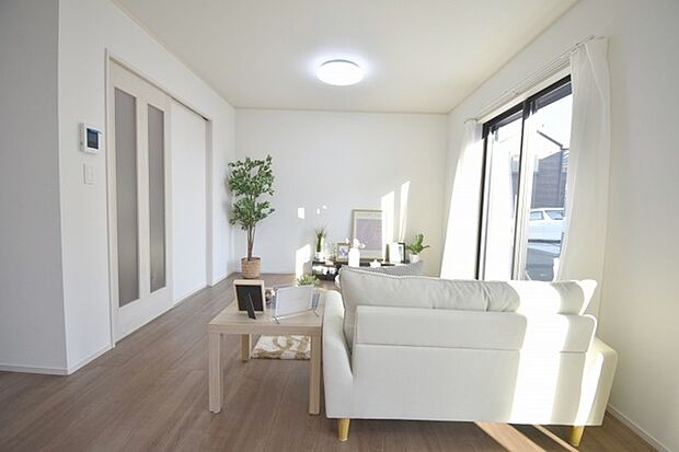 ゆとりのあるサイズのリビングダイニング。 お食事スペースと、お寛ぎ空間を分けてご利用可能。 少し大きめのソファーを置いて、 一家団欒なお時間をご共有ください。 