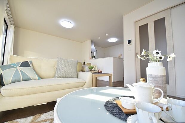 家族みんなが集まるリビング。広さを重視した家族全員が集まれるリビングは、住む上で大事な空間になります。 