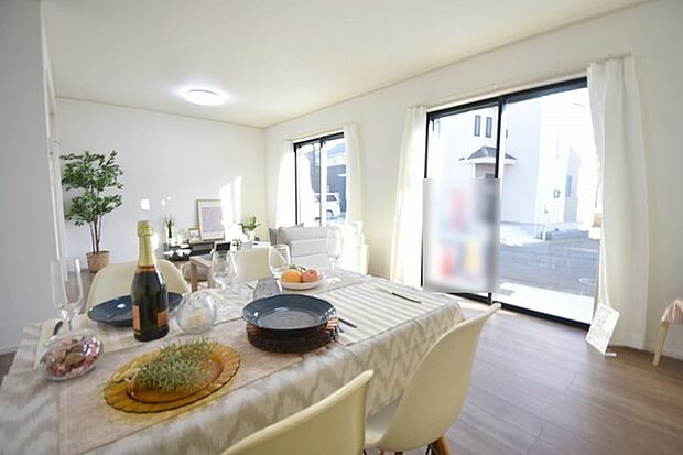 家族が食事するダイニングスペースをキッチンから見渡せる設計に。お料理をしながら家族とのコミュニケーションが増えそうな予感。 