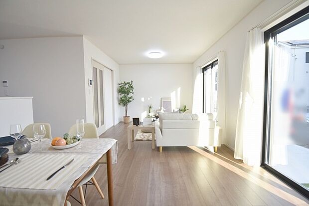 家族の集まるリビングは気持ちの良い自然光が差し込む団欒空間。室内のご見学予約も随時、受付中ですのでお気軽にお問合せください。 