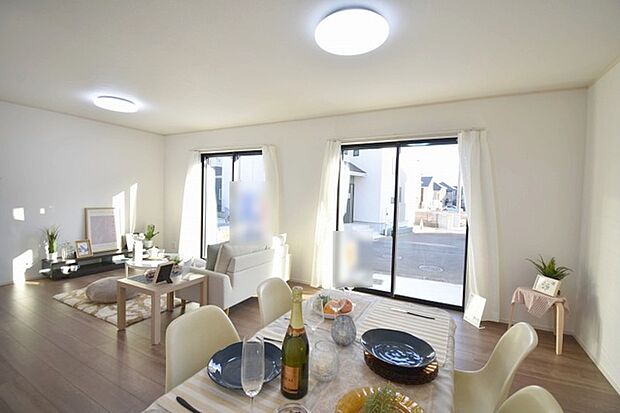 家族の集まるリビングは気持ちの良い自然光が差し込む団欒空間。室内のご見学予約も随時、受付中ですのでお気軽にお問合せください。 