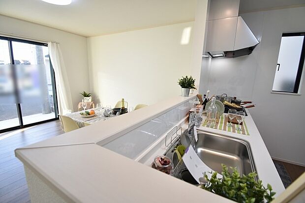 お料理をしながらリビングの家族やゲストとの会話が楽しめるカウンタータイプのキッチン。毎日のお料理を楽しく快適に。 