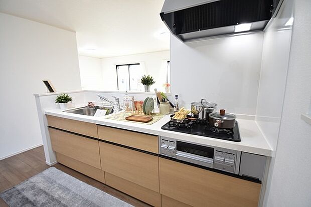お料理をしながらリビングの家族やゲストとの会話が楽しめるカウンタータイプのキッチン。毎日のお料理を楽しく快適に。 
