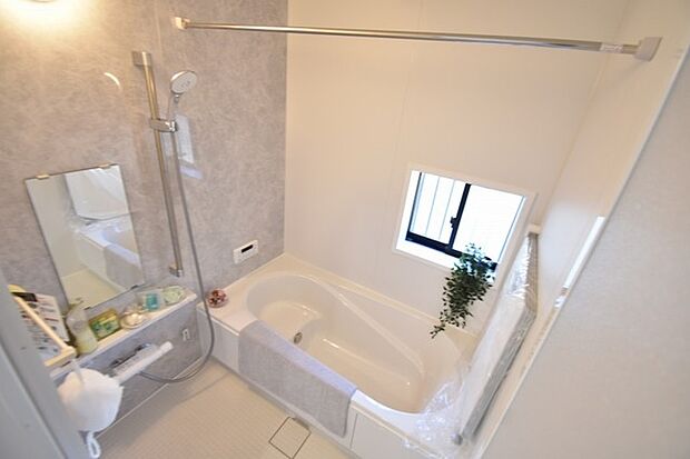 一日の疲れを癒してくれるゆったりとしたバスルームです。 
