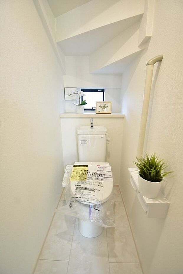 階段下を有効活用したトイレスペース。 便座はもちろんウォシュレット。