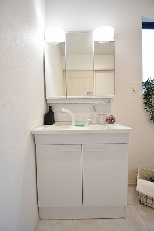 三面鏡に洗面台。 コンセントに照明機能、多機能性を備えた設備です。  