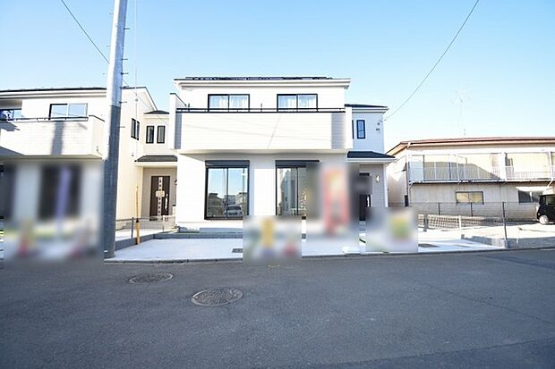 周辺の街並みの中で適度な主張、生活に溶け込むシンプルなデザインの外観が魅力の一戸建です。 