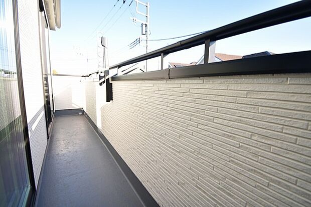 季節の変化や天気の良い日には、バルコニーでの時間が心地よく、気分をリフレッシュさせることができます。 